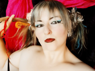 Alter: 42 / Skorpion - Alter: 162 / mollig - Geschlecht: weiblich - Ausrichtung: bisexuell - Haare: blond / mittellang - Piercing: keins - bewebmaster-Alter: C - Hautfarbe: weiss - Augen: braun - Rasur: teilrasiert